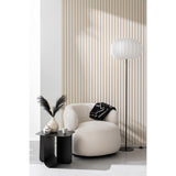 Lampe J-Line en métal blanc dans un salon contemporain