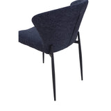 Zoom sur le dossier arrondi de la chaise