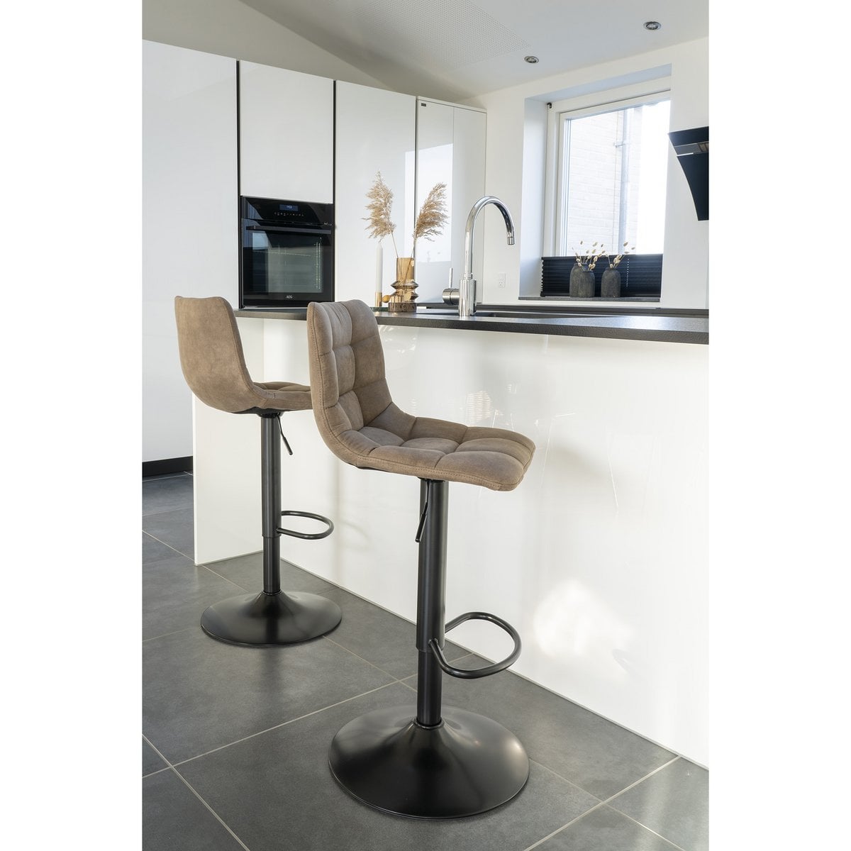 Détail du siège en microfibre marron clair de la chaise de bar Middelfart