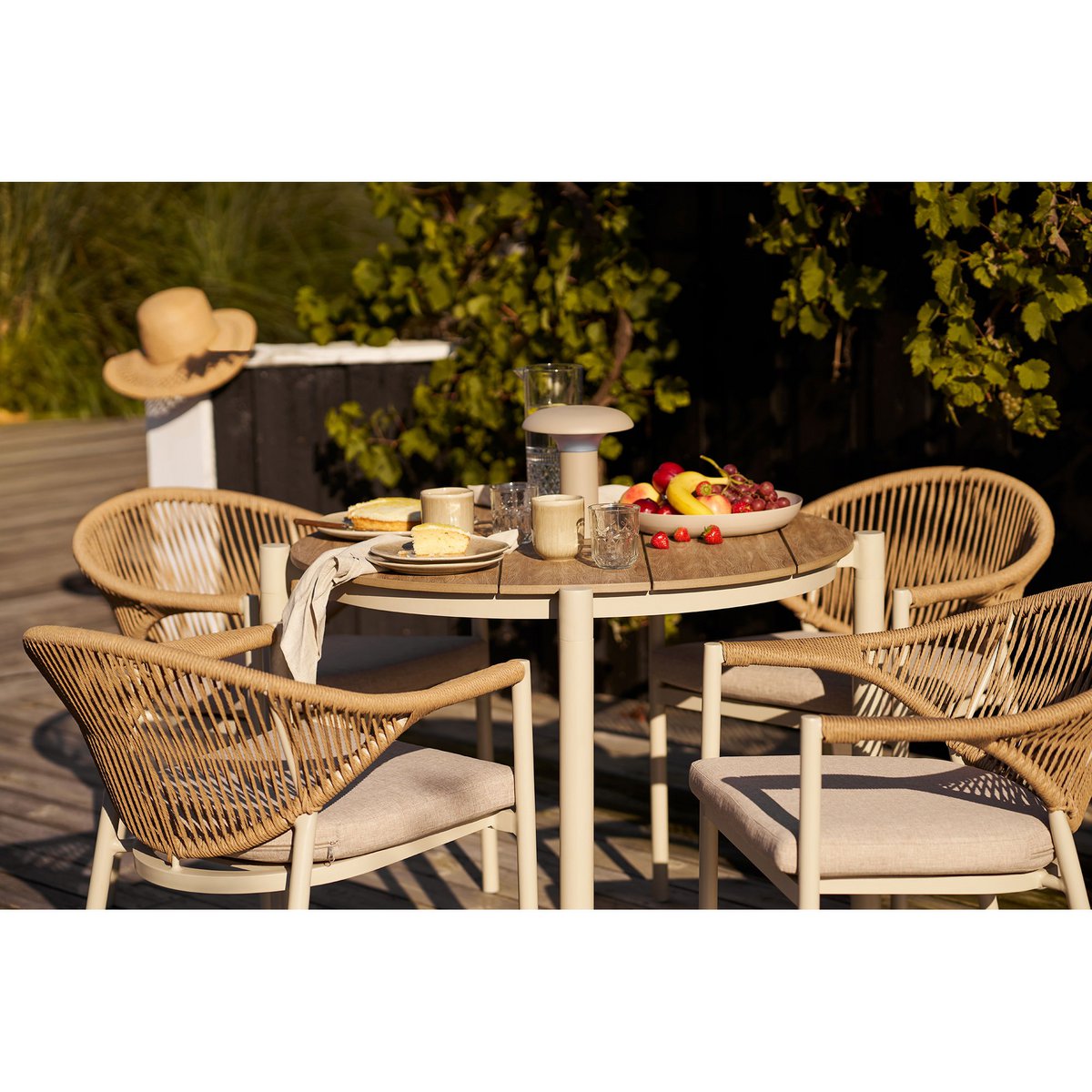 Vue latérale de l'assiette Viola en céramique beige