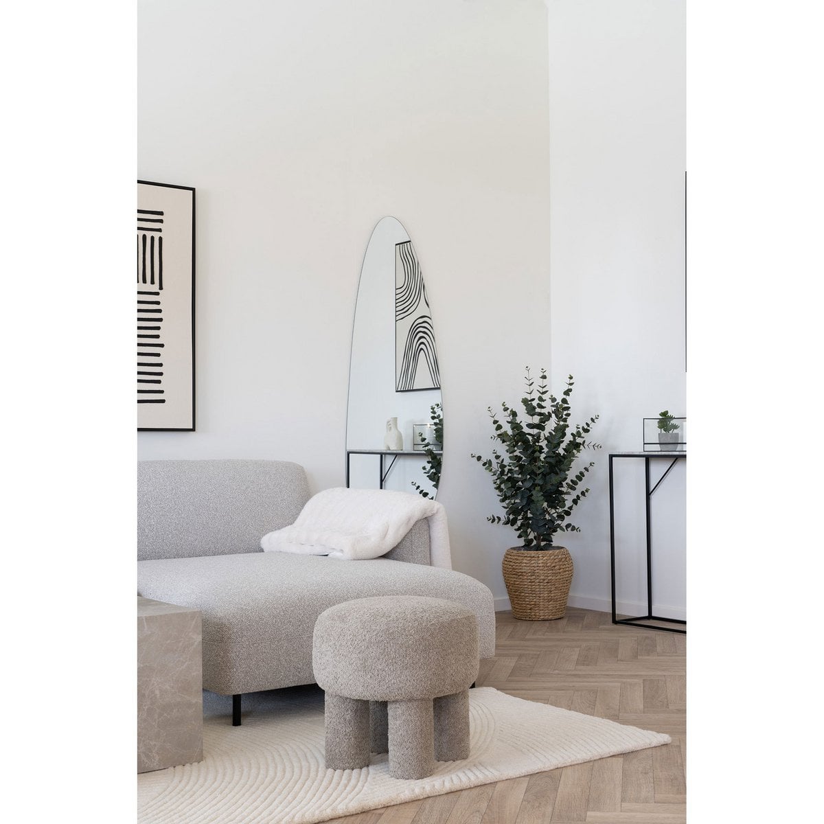 Tapis en laine ivoire sur parquet en bois