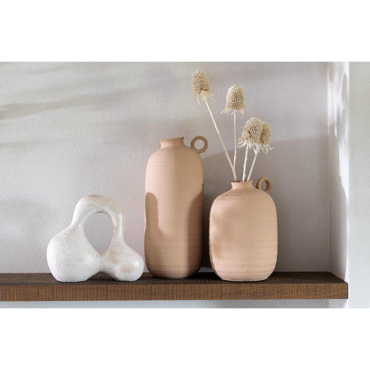 Détail du vase Cassia J-Line, finition céramique beige