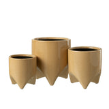 Détail du pot Helia J-Line, céramique beige, sur une table décorée.