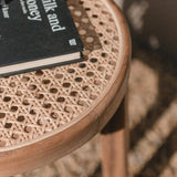 Tabouret en bois CARAMIN en Trembesi avec une surface d'assise en rotin tressé