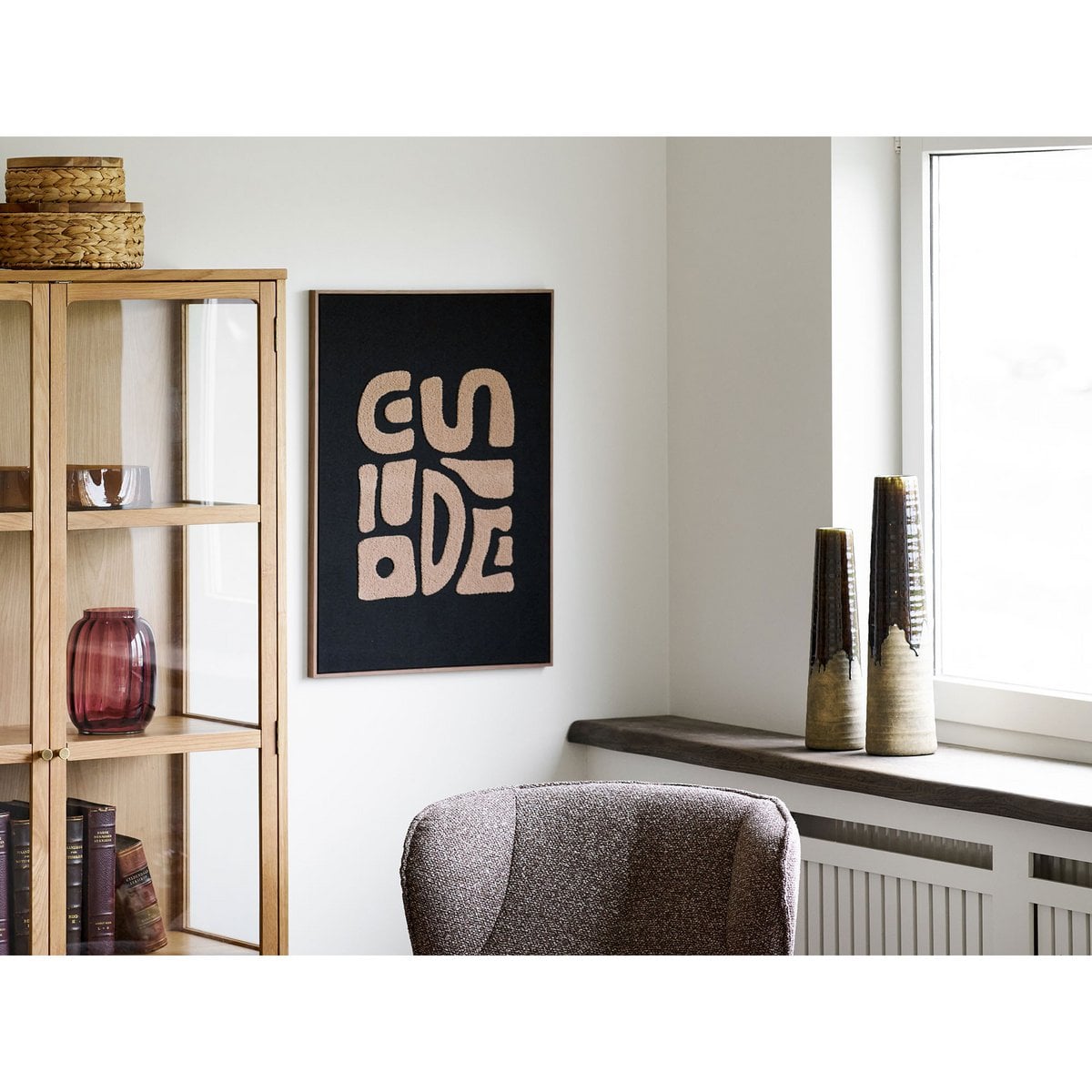 Décoration Tine accrochée dans un salon moderne