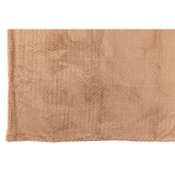 Couverture J-Line drapée sur un canapé moderne