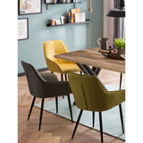 Table de salle à manger avec décoration moderne