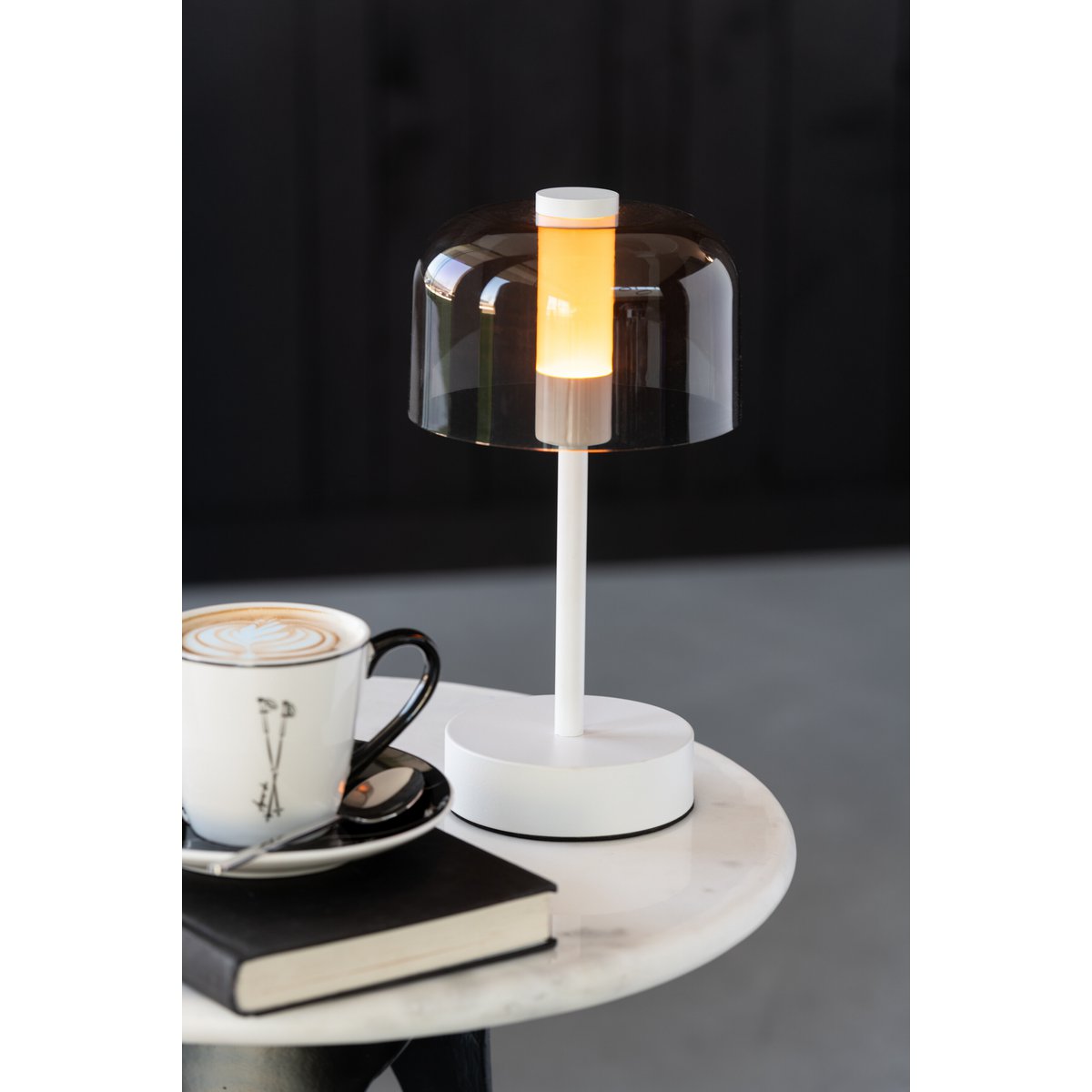 Lampe J-Line Woa dans un salon moderne