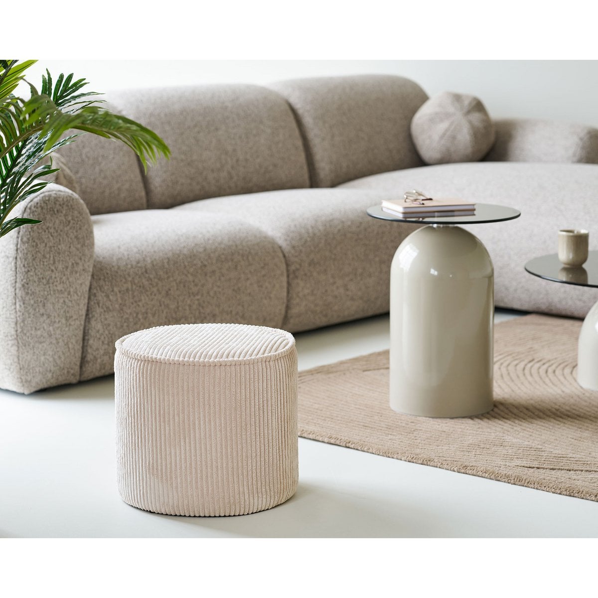 Pouf Taupo, gros plan sur les finitions en velours