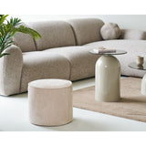 Pouf Taupo, gros plan sur les finitions en velours