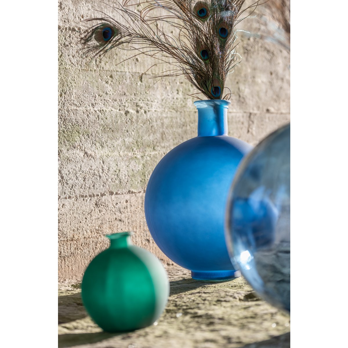 Vase en verre vert J-Line, vue de face avec texture brillante