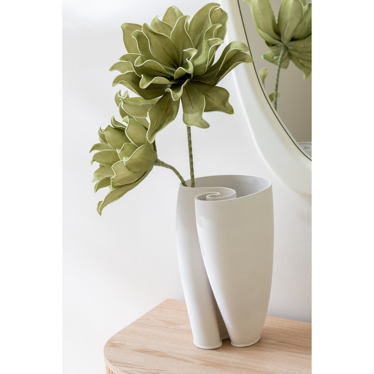 Vase J-line Hydria en céramique beige, vue de face avec éclairage naturel