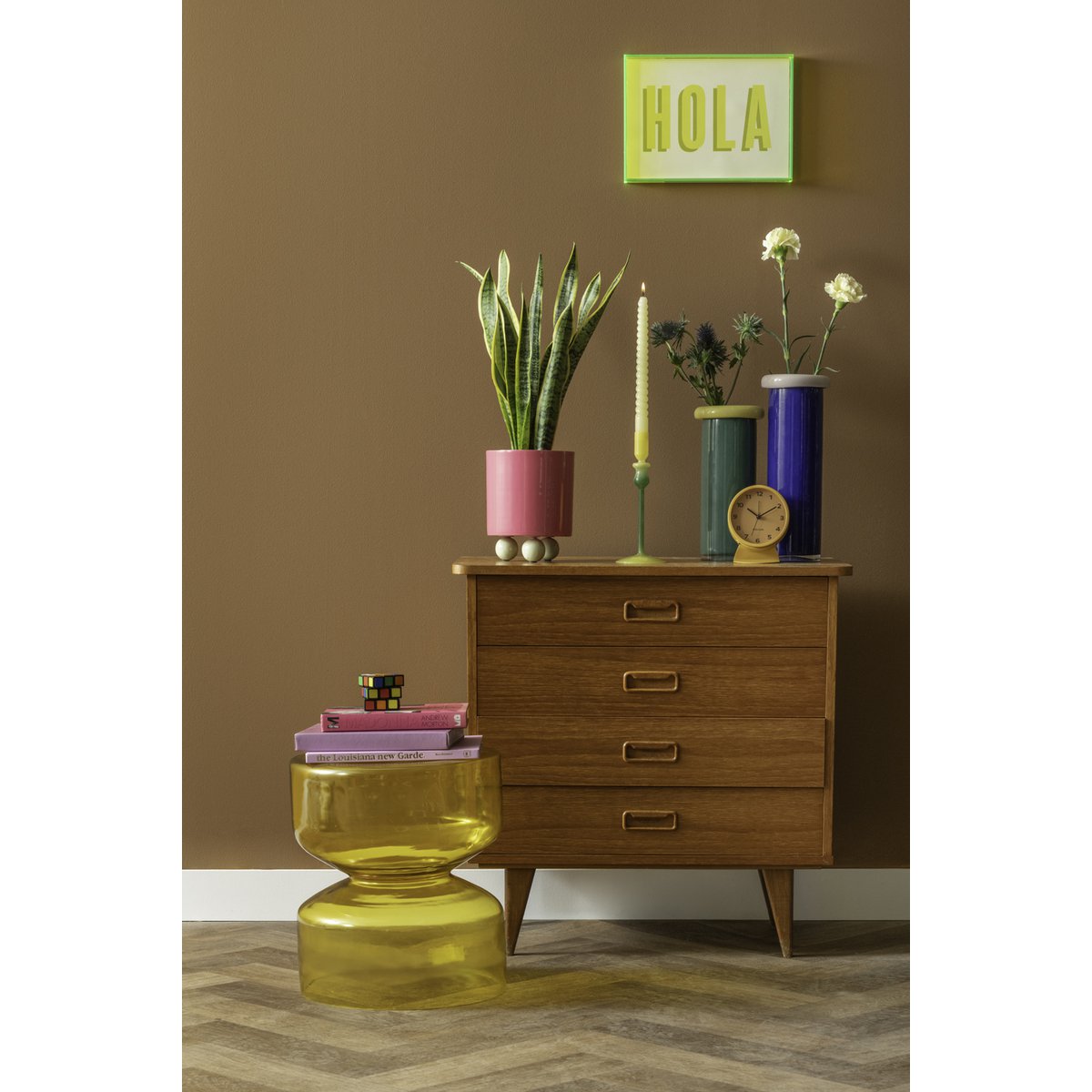 Vase Plegado L, vue d'ensemble dans un salon moderne