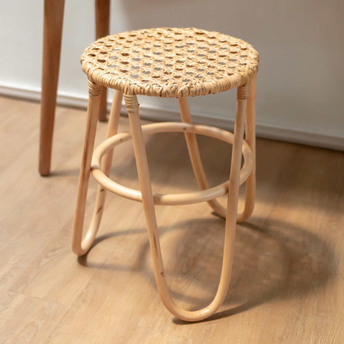 Tabouret KOLAKA en rotin naturel avec surface tressée