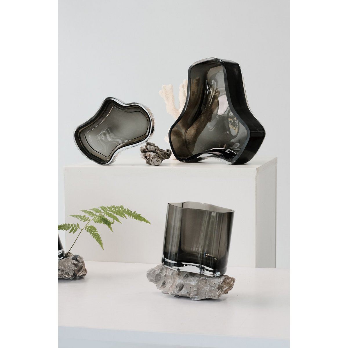 Bol en verre gris de la collection CORAL, design moderne et élégant.