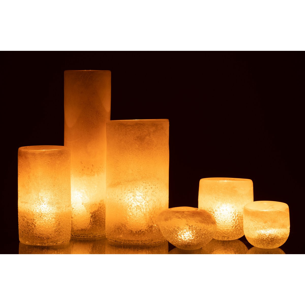 Vase J-Cylindre en verre beige, mise en scène élégante