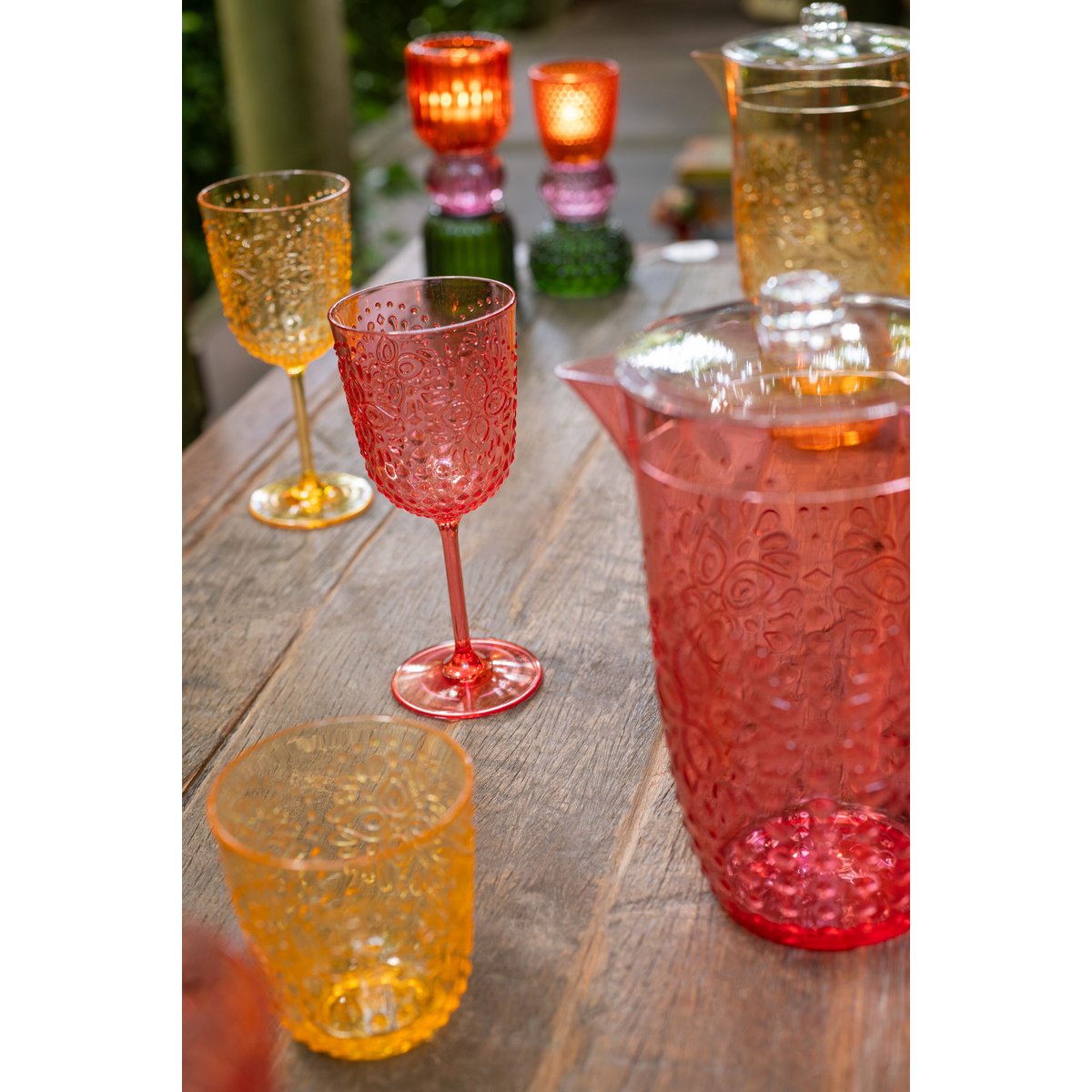 Carafe J-Line rouge, mise en scène avec des boissons