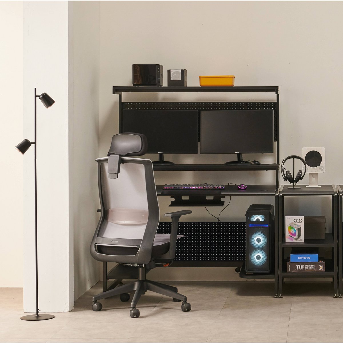 Espace sous le bureau noir avec étagères
