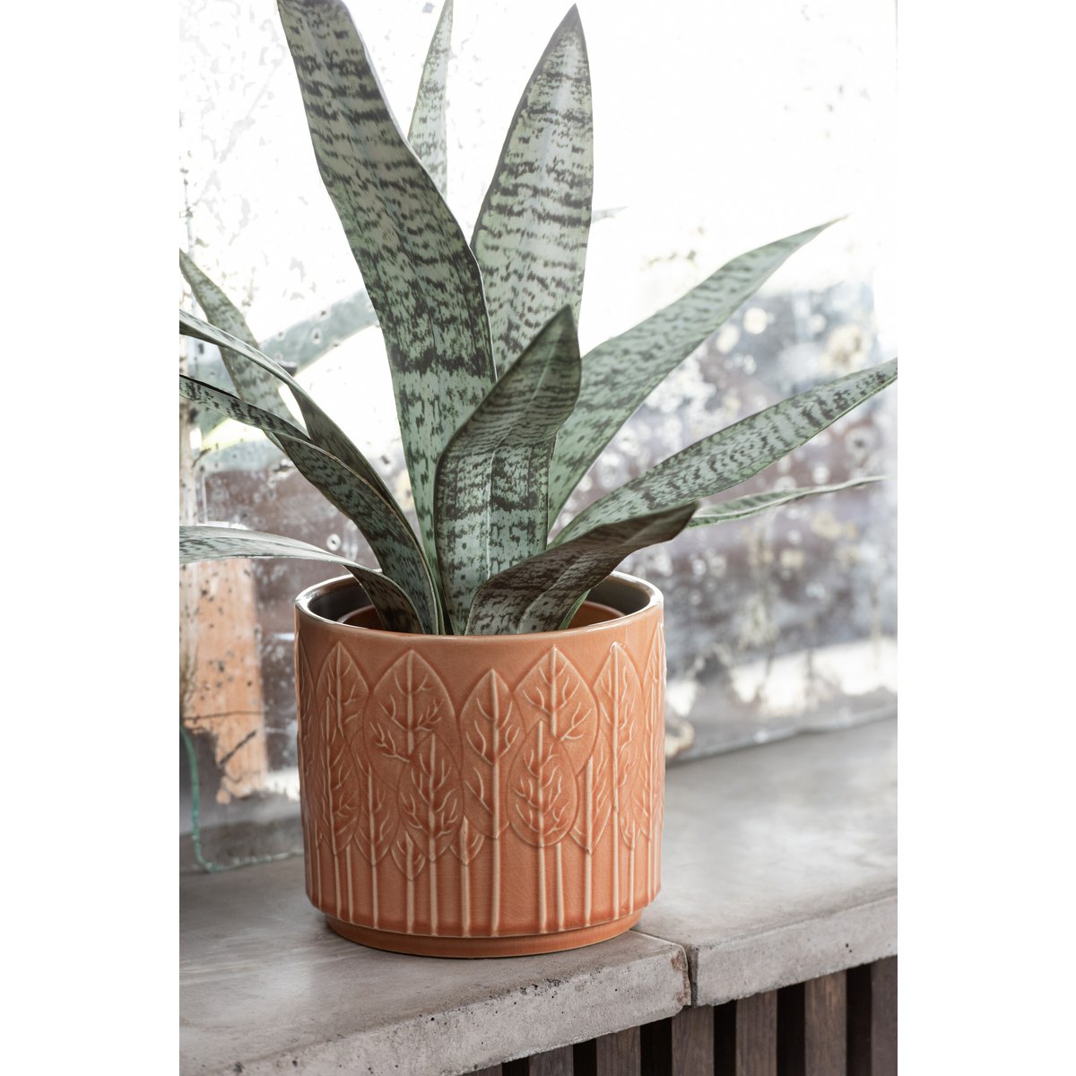 Détail du vase en céramique J-Line, finition soignée