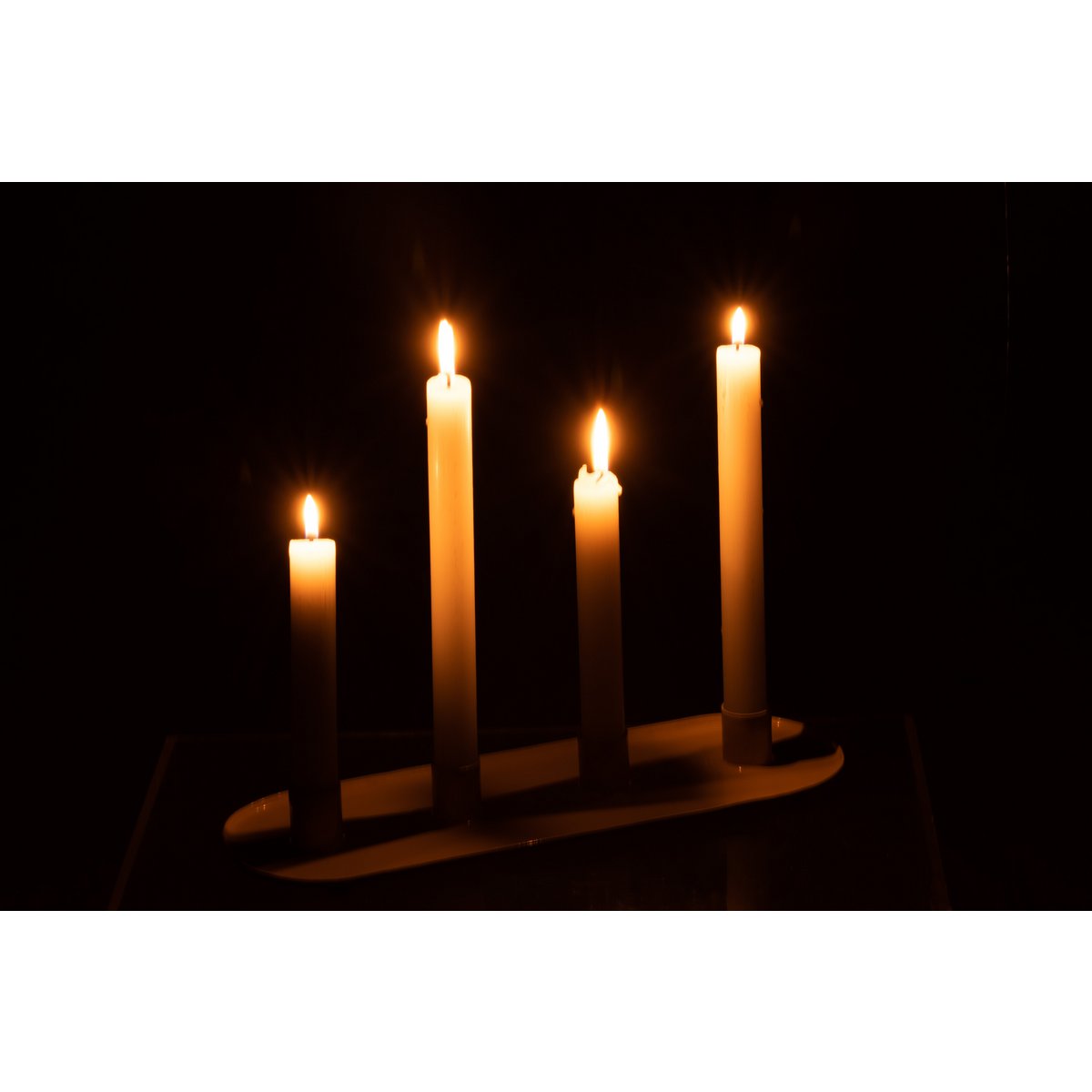 Bougeoirs J-Line sur une table, ambiance chaleureuse