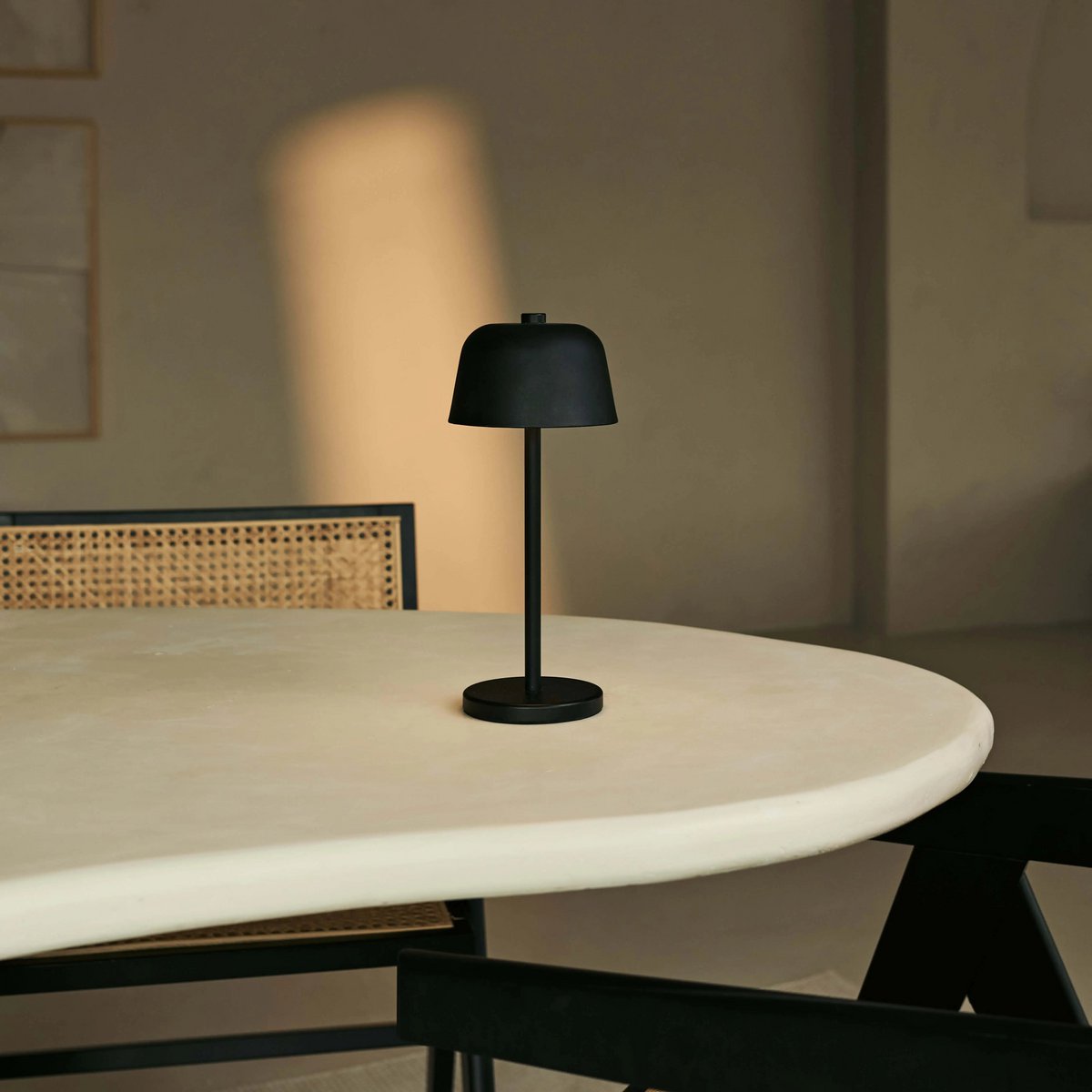 Lampe Anton sur une table moderne, ambiance chaleureuse