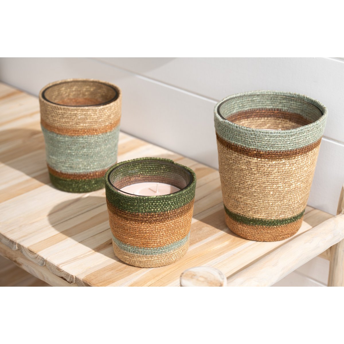 Bougie J-Line Mand Beige - mise en scène sur une table
