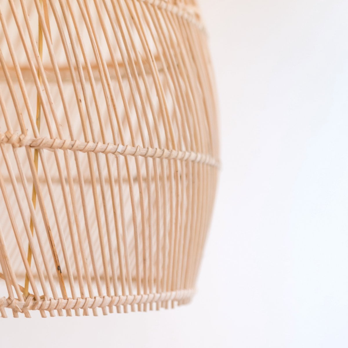 Lampe Seminyak allumée, projetant des motifs lumineux sur le mur