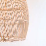 Lampe Seminyak allumée, projetant des motifs lumineux sur le mur