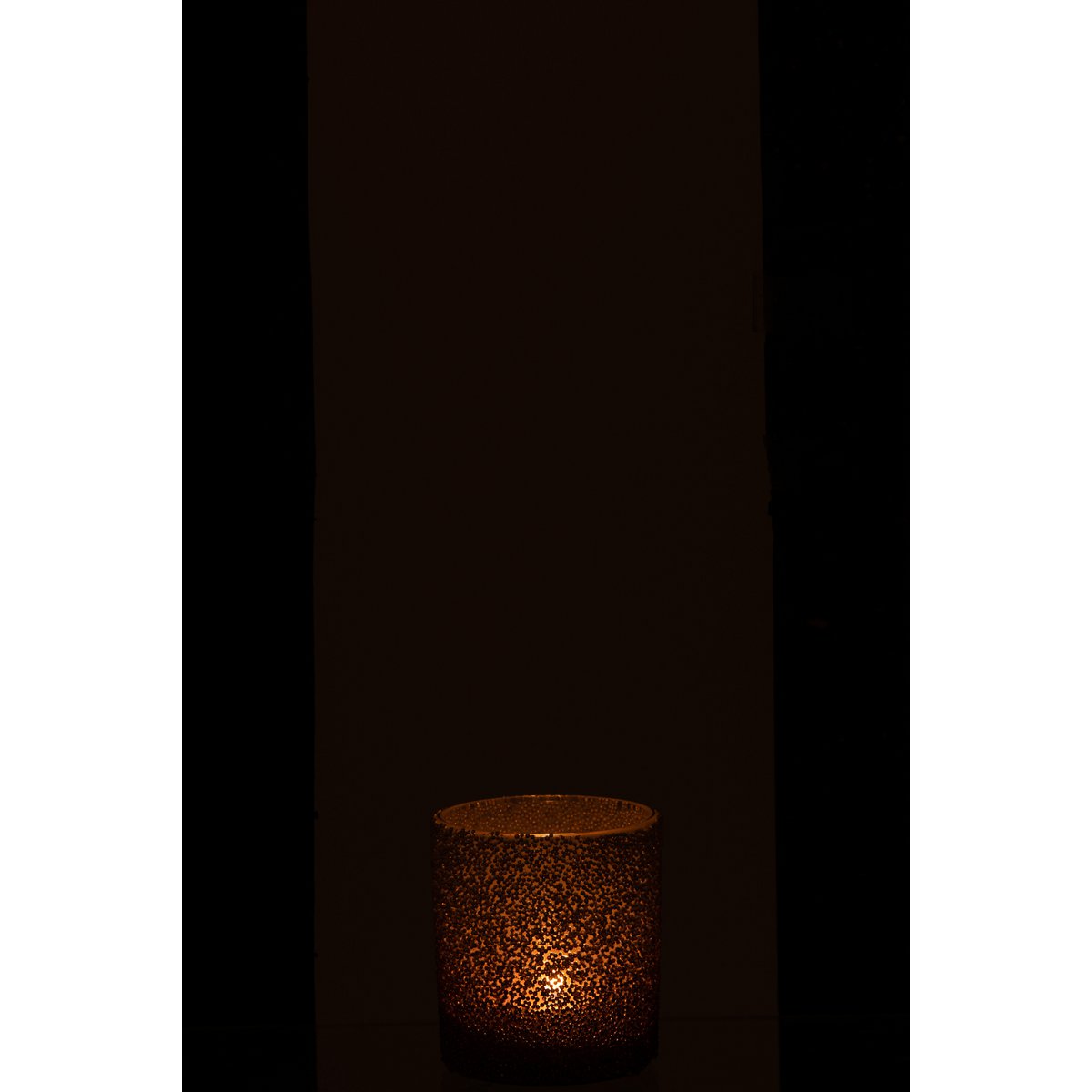 Lanterne J-Line Pearls posée sur une table avec lumière douce