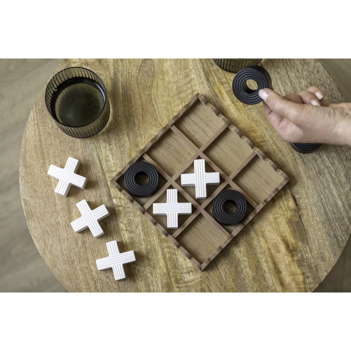 Détail des blocs X et O du jeu Tic Tac Toe en bois noir