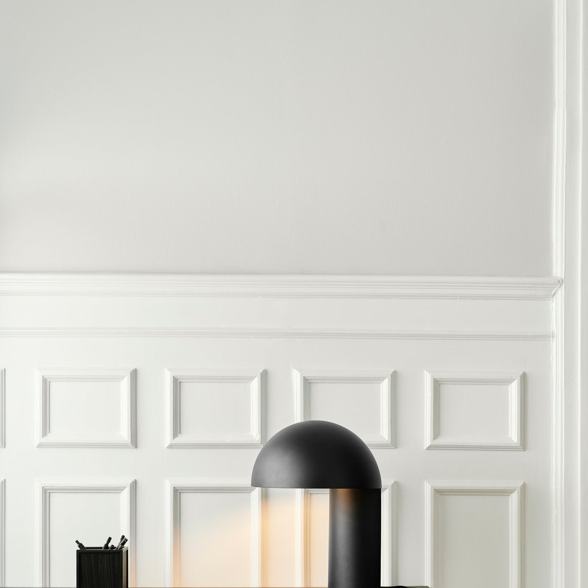 Vue d'ensemble de la lampe de table Leery dans un intérieur moderne