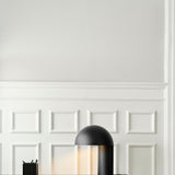 Vue d'ensemble de la lampe de table Leery dans un intérieur moderne