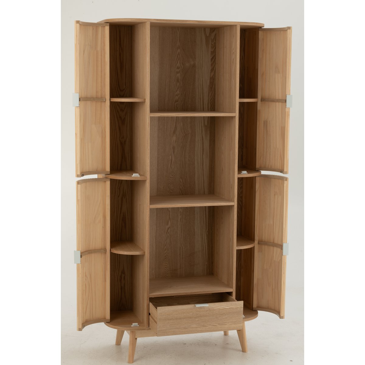 Armoire J-Cas dans un intérieur minimaliste, harmonie des couleurs