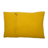 Détail du coussin Jill en coton ocre - texture