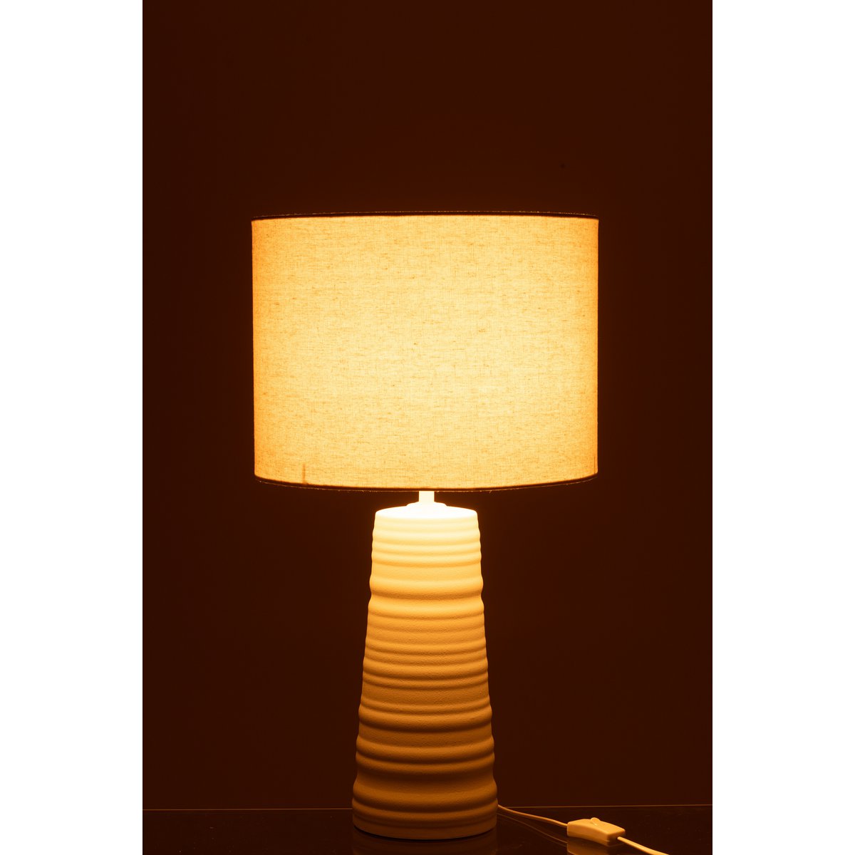 Détail de la céramique blanche de la lampe J-Line, finition soignée