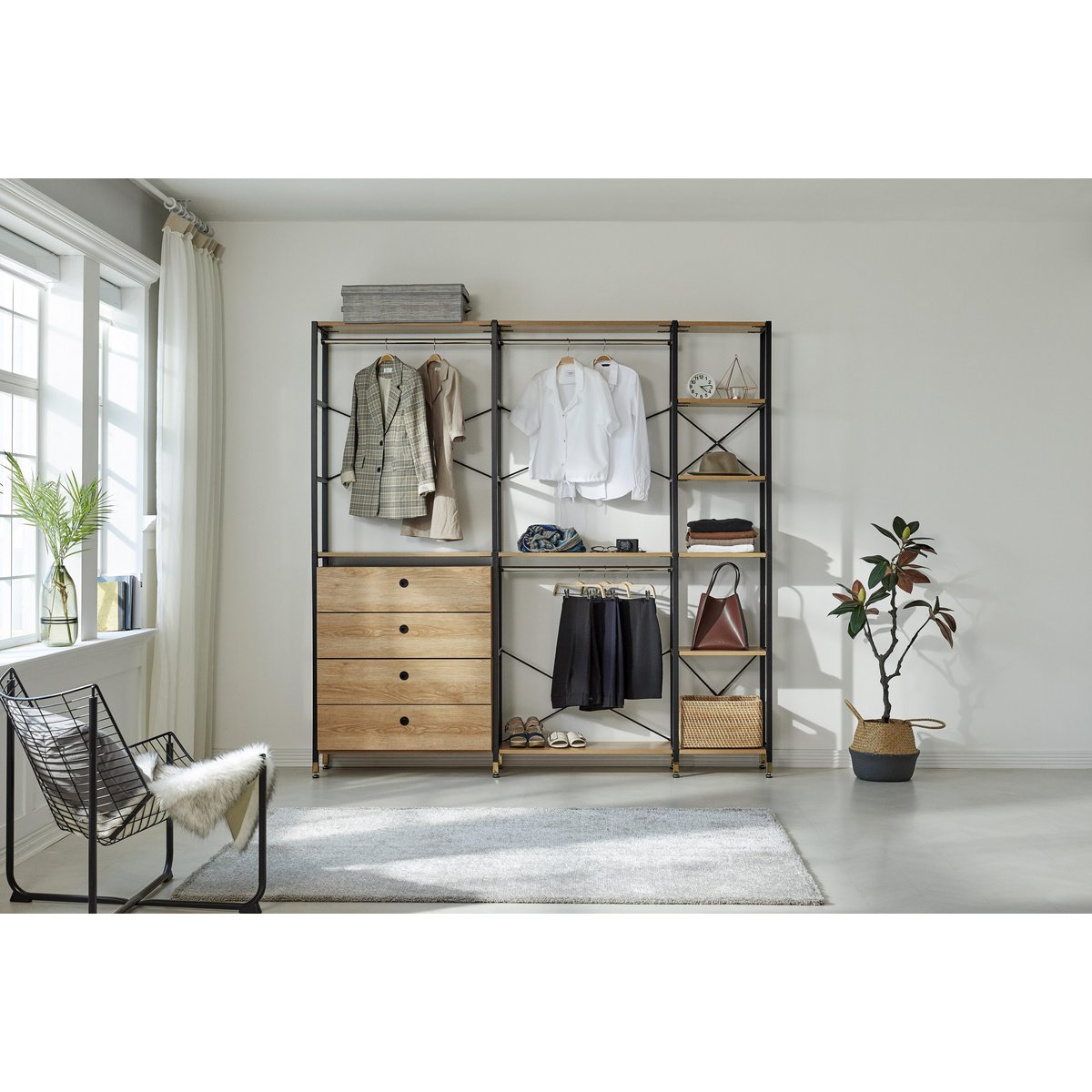 Détail du décor en acacia sur l'étagère Moebilia