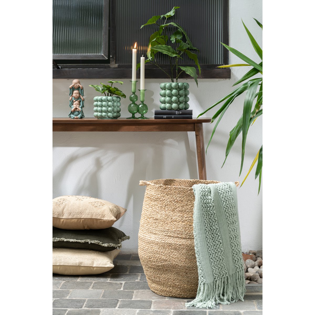 Ambiance salon avec plaid J-Line vert clair, style scandinave