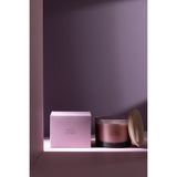 Détail de la bougie parfumée J-Line Figue Frivole, texture céramique.