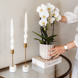 Pot Como avec orchidées blanches sur une table