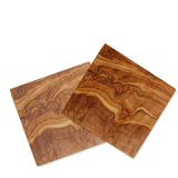 Dessous de verre en bois d'olivier sur une table en bois