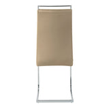Chaise cantilever en simili cuir dans une salle à manger