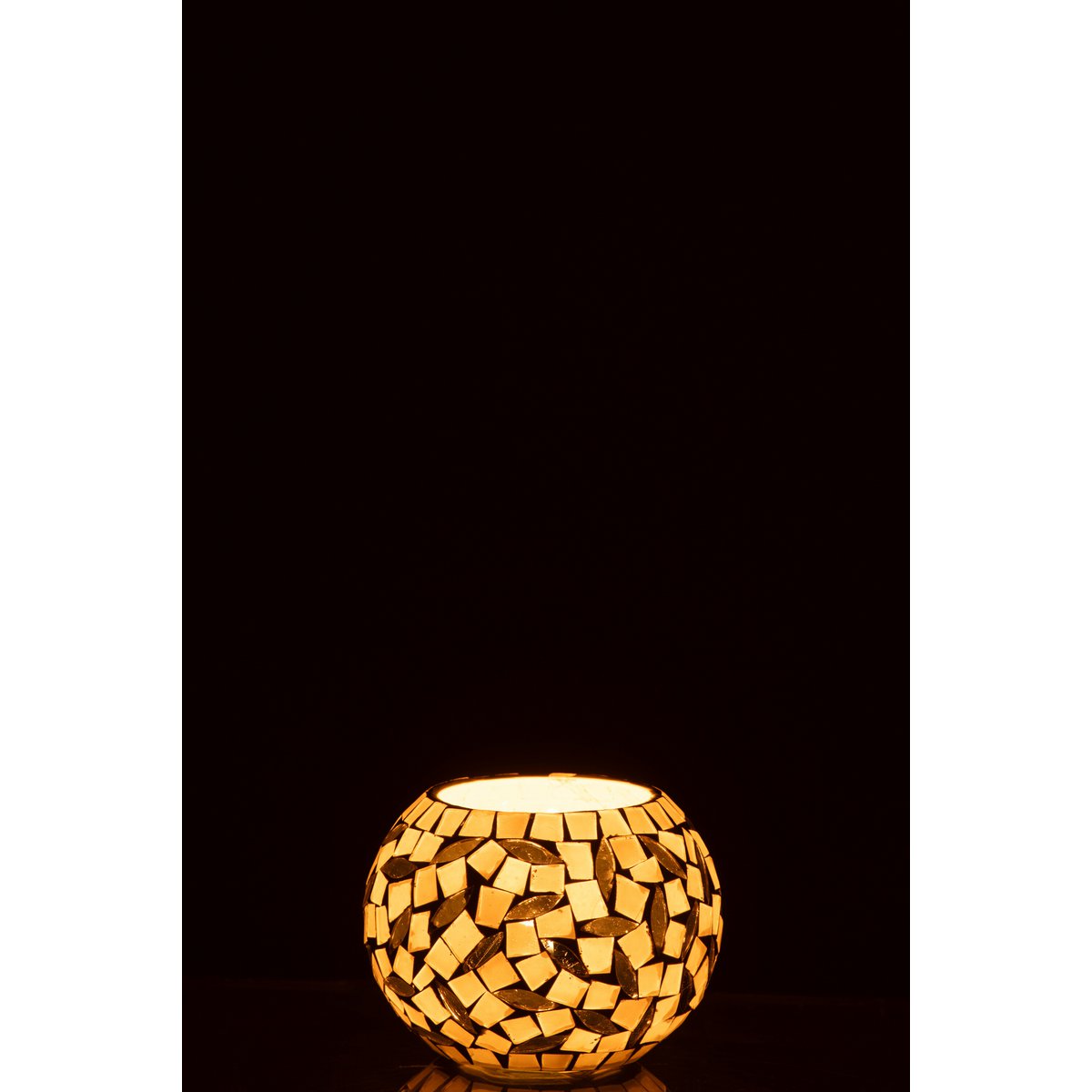 Bougeoir J-Line Ball Mosaic sur une table élégante, créant une ambiance chaleureuse.
