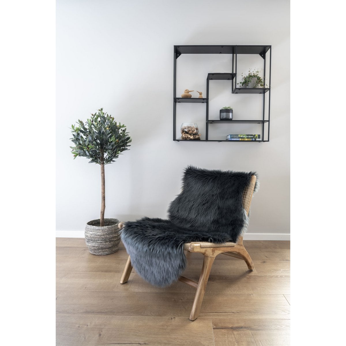 Vue d'ensemble du tapis peau d'agneau artificielle gris dans un salon moderne