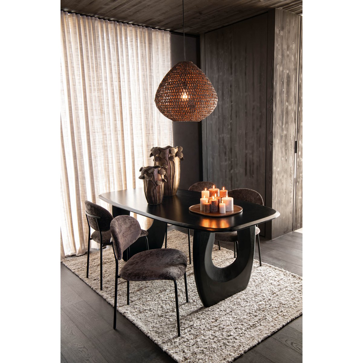 Lampe J-Line Twisted suspendue dans un salon moderne