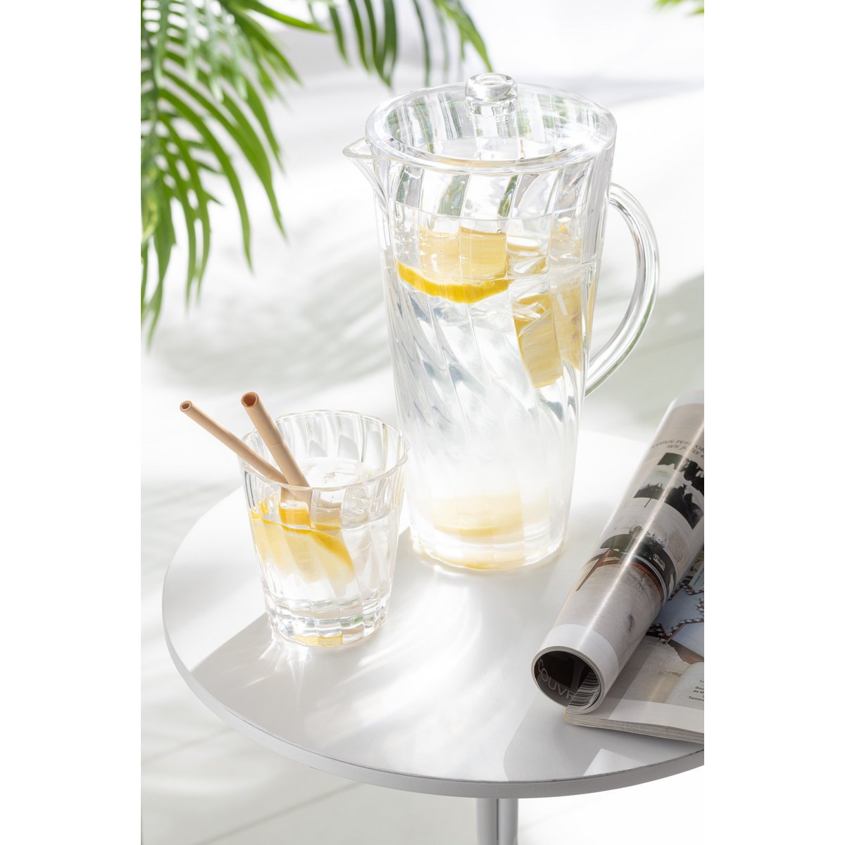 Détails de la cruche Onde J-Line, finition plastique transparente