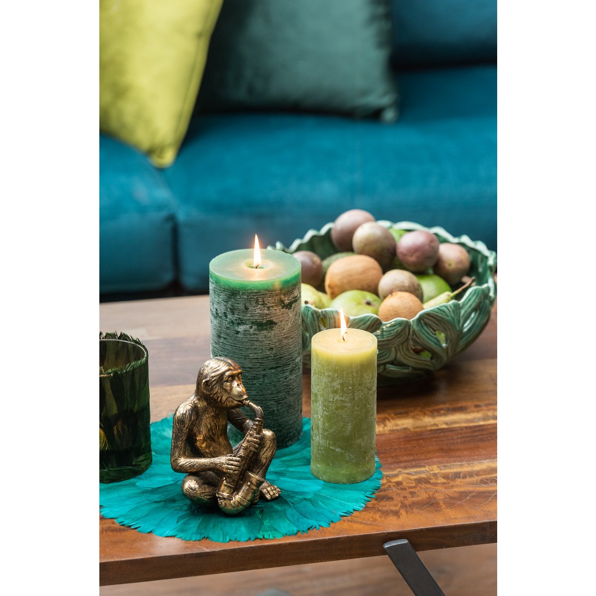 Bougie cylindrique J-Line vert foncé posée sur une table en bois