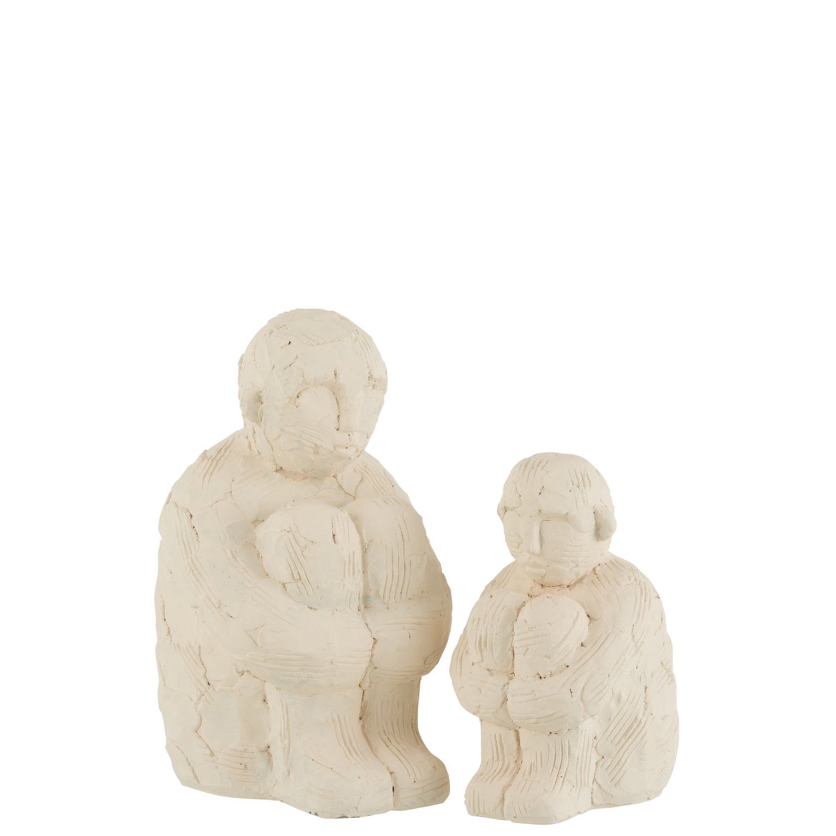 Figurine J-Line assise en ciment blanc, vue de face avec détails sculptés