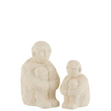 Figurine J-Line assise en ciment blanc, vue de face avec détails sculptés