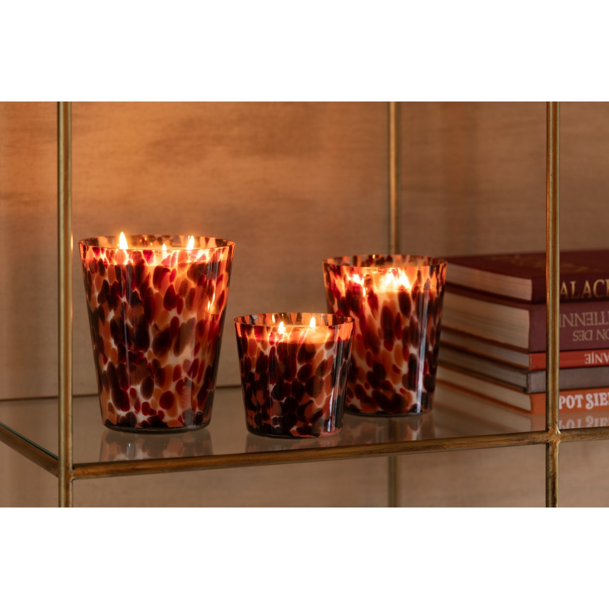 Bougie parfumée J-Line Noa en verre rouge, design élégant et raffiné.
