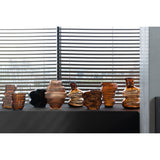 Vase Max J-Line en verre marron, vue de côté sur une table